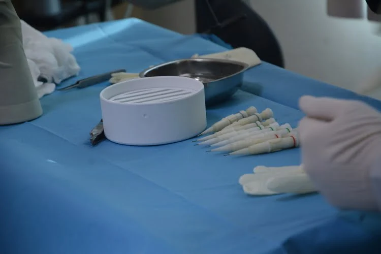 Hoe wordt haartransplantatie uitgevoerd met de DHI-techniek?
