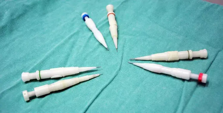 Feinspitzige Choi-Stifte werden erfolgreich für Haartransplantationen eingesetzt.